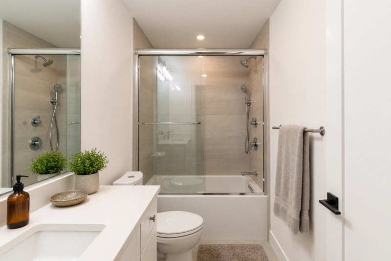 Full bathroom at 285 Lamartine Street Unit 2